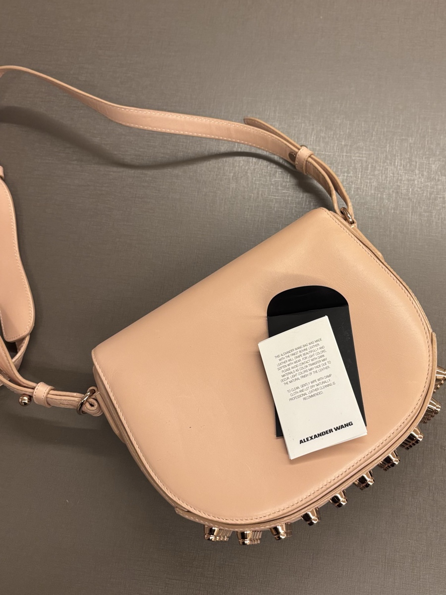 Bolsa em couro rose com spikes