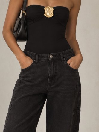 Body preto moeda dourada