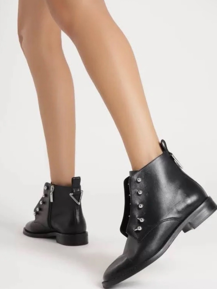 Bota em couro com metal